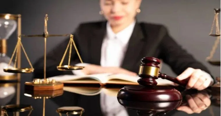 What Is the Difference Between a Lawyer and an Advocate?